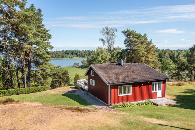 Välkommen till Kårebyn Vadholmen 9! Ett välskött fritidshus om 80 kvm, fantastiskt beläget med oslagbar vy över Vänern. 