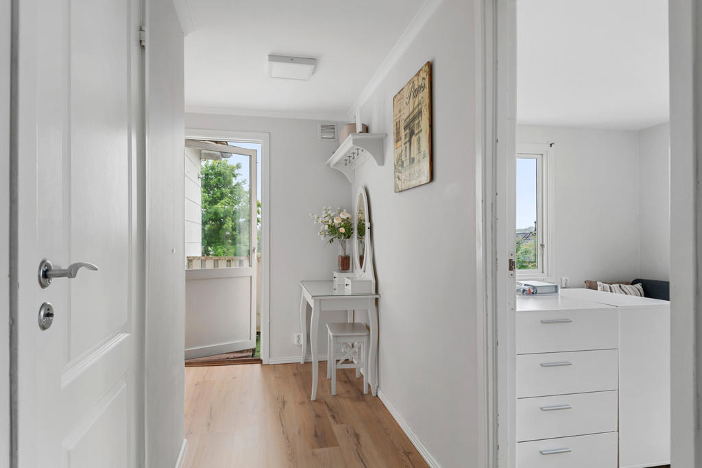 Hall, dörr till badrum till vänster, våning 2