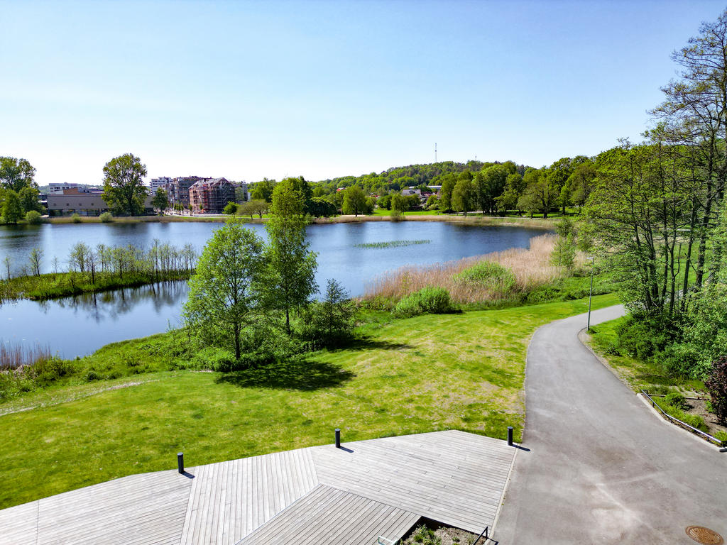 Vacker promenadväg runt Massetjärn