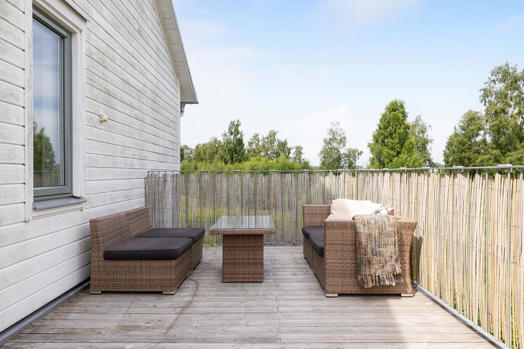 Rymlig terrass på övervåning