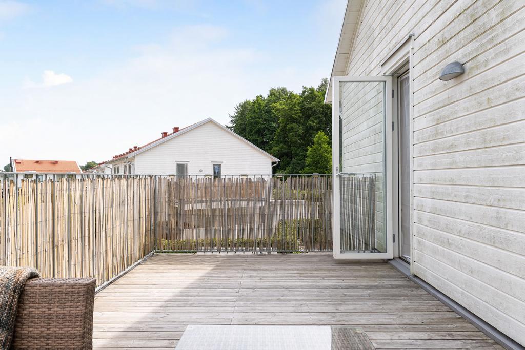 Rymlig terrass på övervåning 