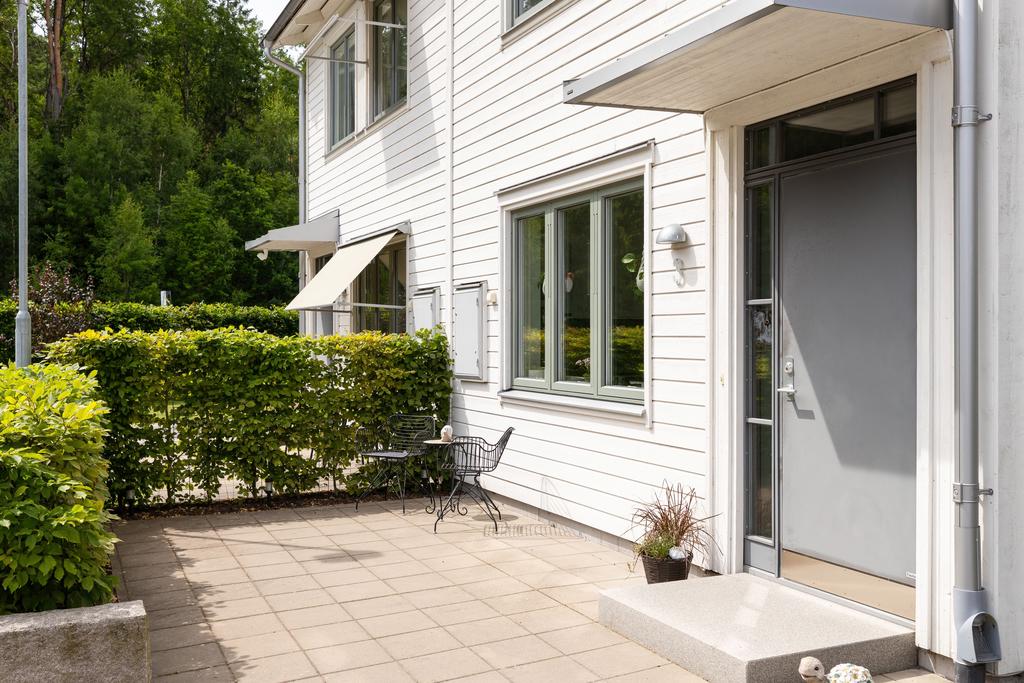 Huvudentré med uteplats