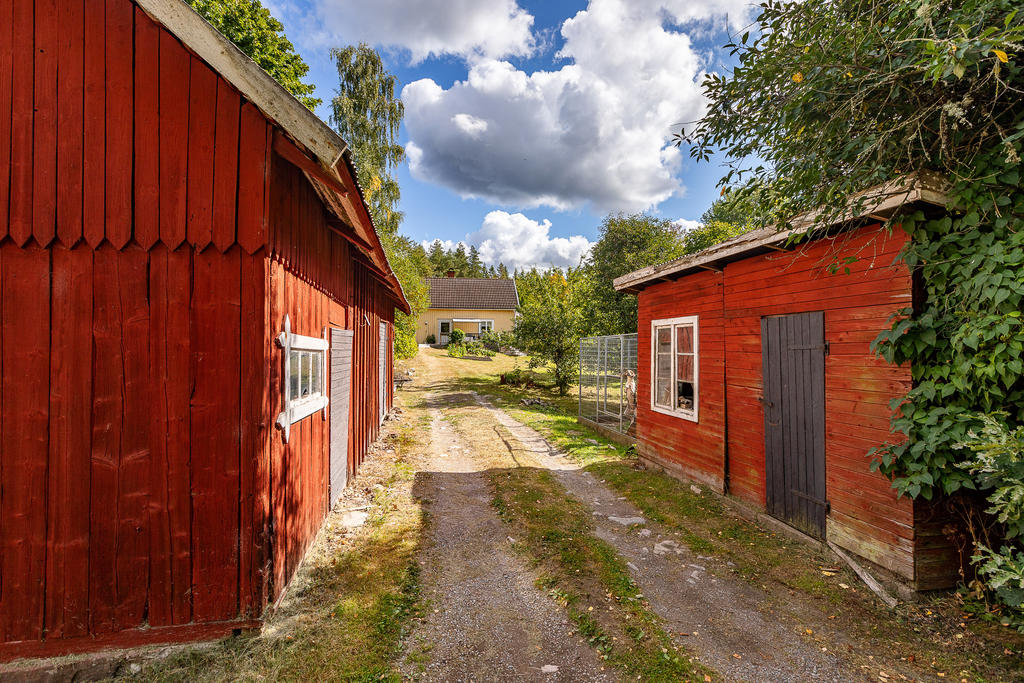 Uthusbyggnad vid infart