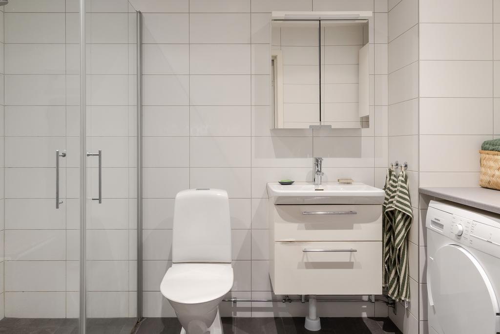 Badrum med WC, kommod och dusch.