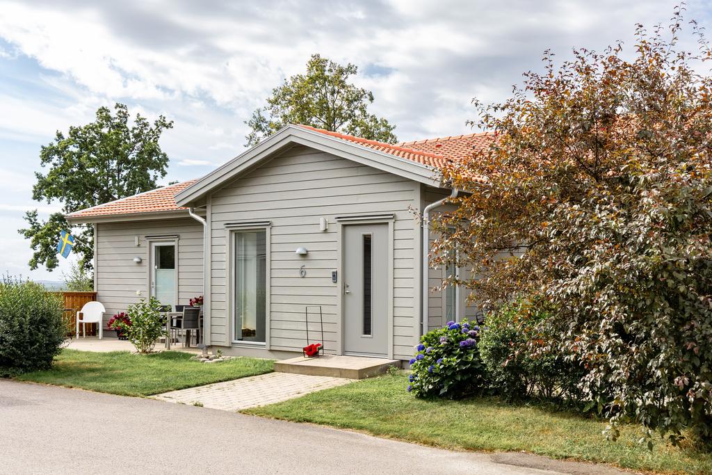 Gemensam entré som leder vidare till byggnadens lägenheter.