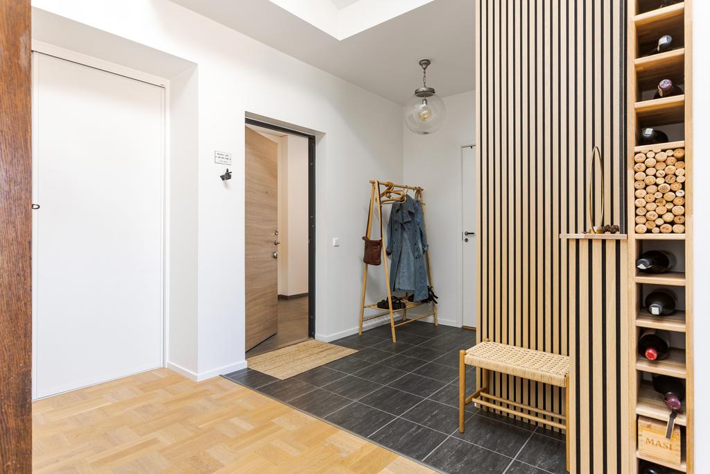 Välkommen in , stor hall med skjutgarderober och klädkammare