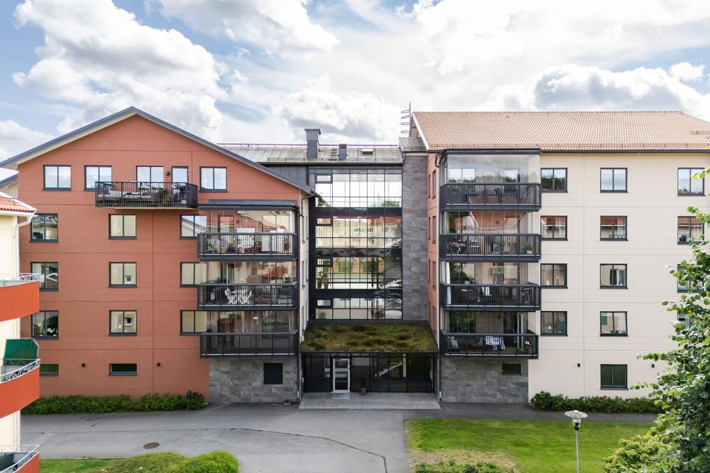 Entrésidan , Lägenheten ligger  längst upp till vänster.