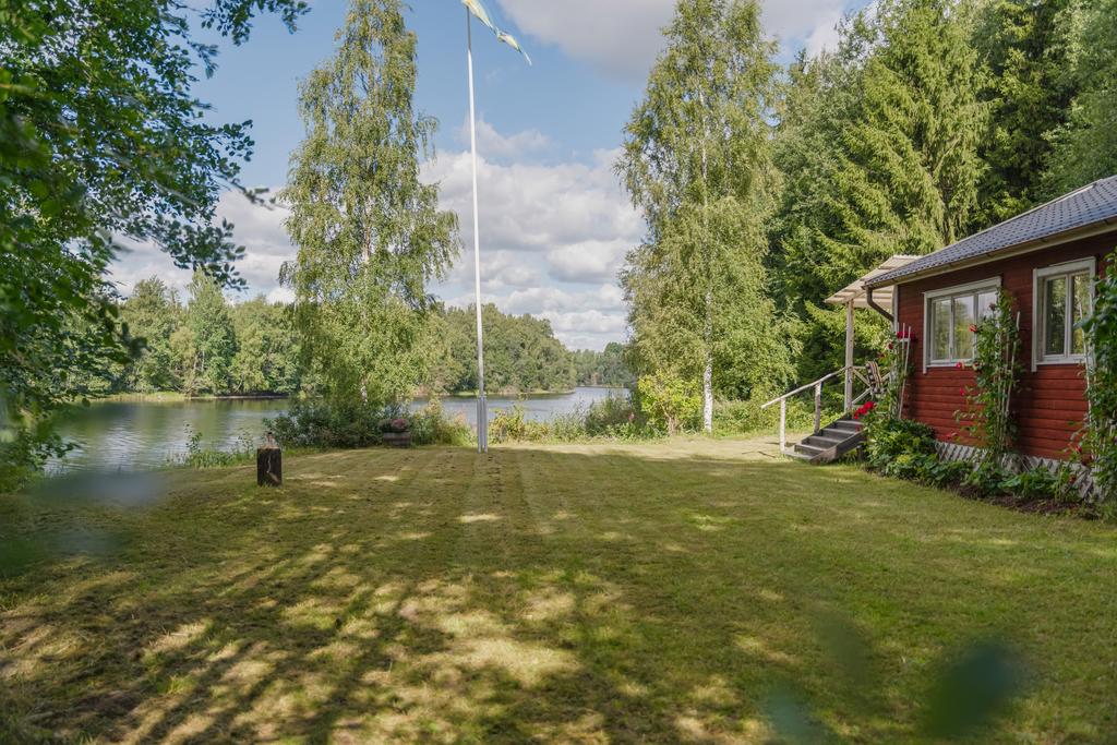 Gräsytor intill stugan