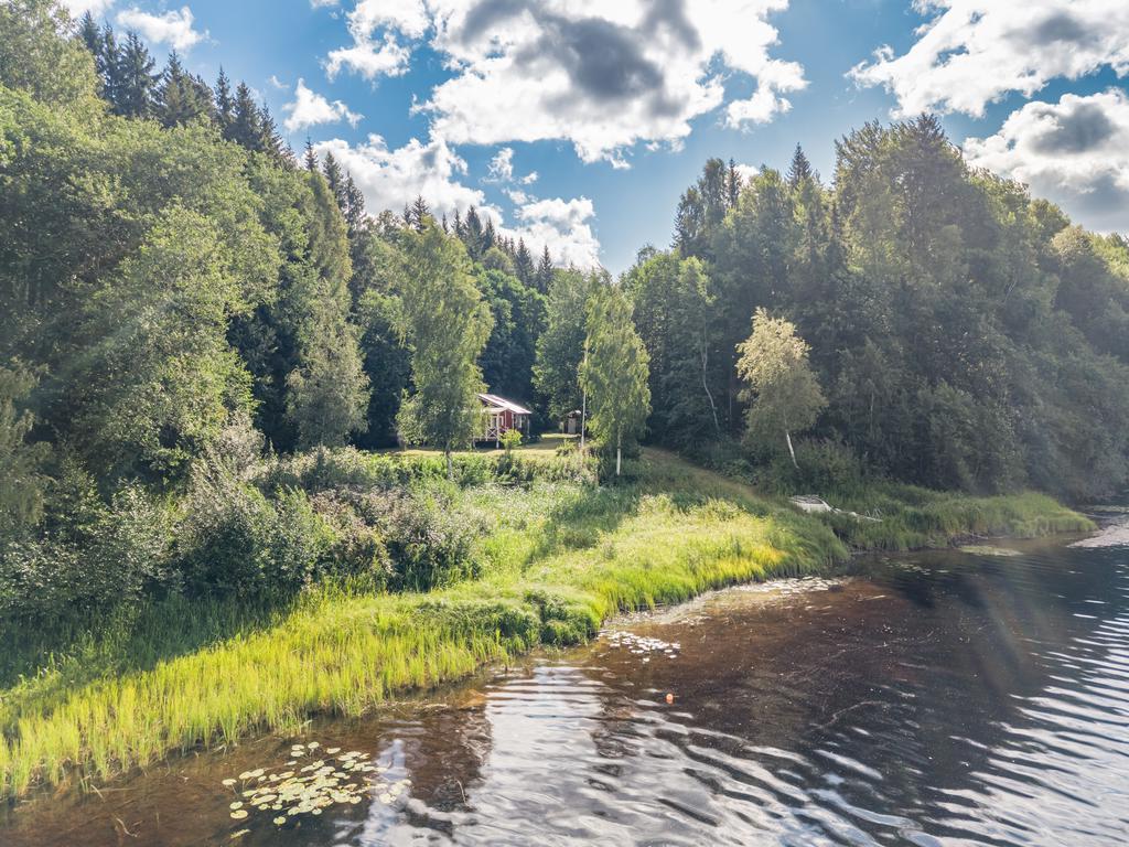 Stugan ligger med privat läge intill Österdalälvens strand