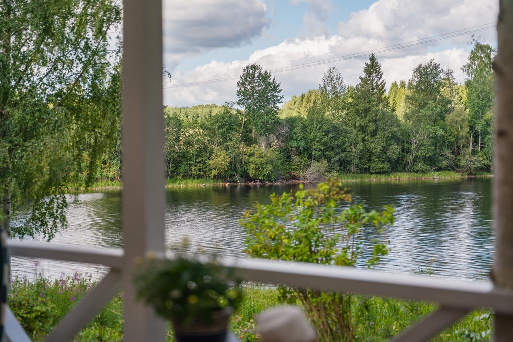 Verandan har fin utsikt över Österdalälvens vatten