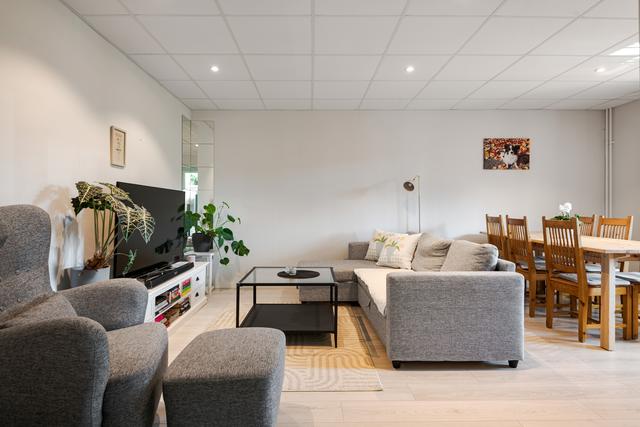 Vardagsrummet har plats för både soffa och matbord. 