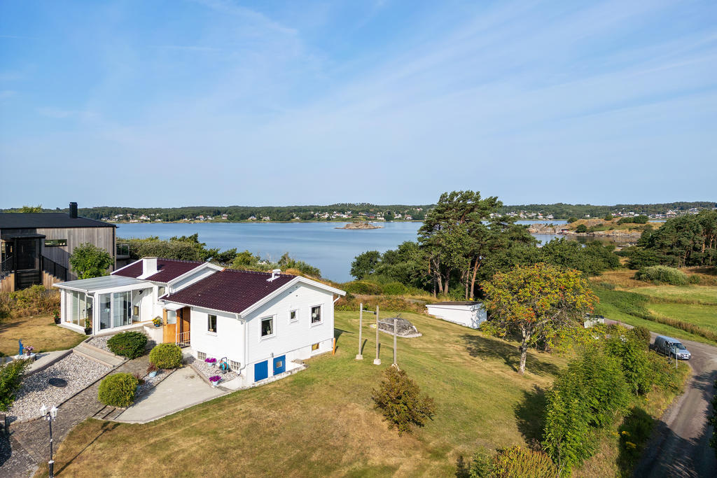 På fastigheten ligger idag ett charmigt hus om tre rum och kök, garage och friggebod