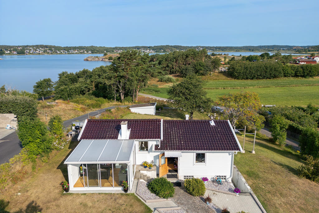 Havs- och naturnära men ändå bara några minuter med bil till Kungsbacka innerstad med allt staden har att erbjuda.