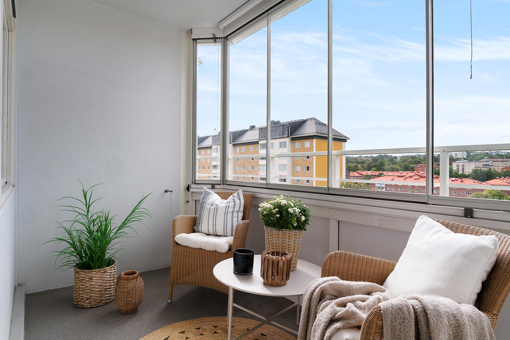 Här kan du njuta av solen hela eftermiddagen fram till kväll med en härlig utsikt och dessutom helt fri från insyn!