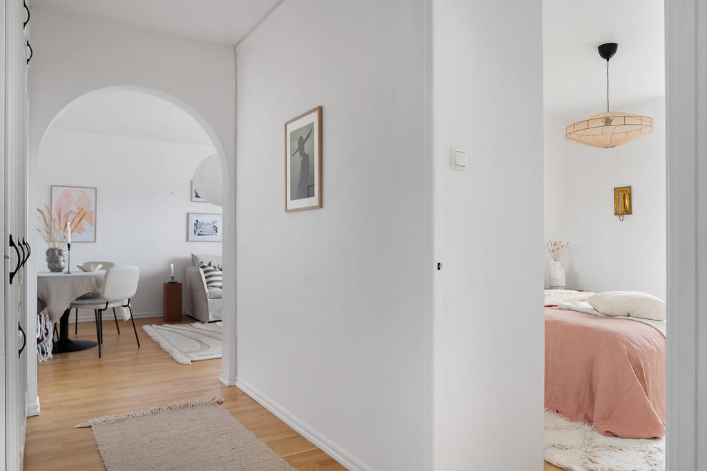 Ljus och luftig hall med mycket förvaring i garderober