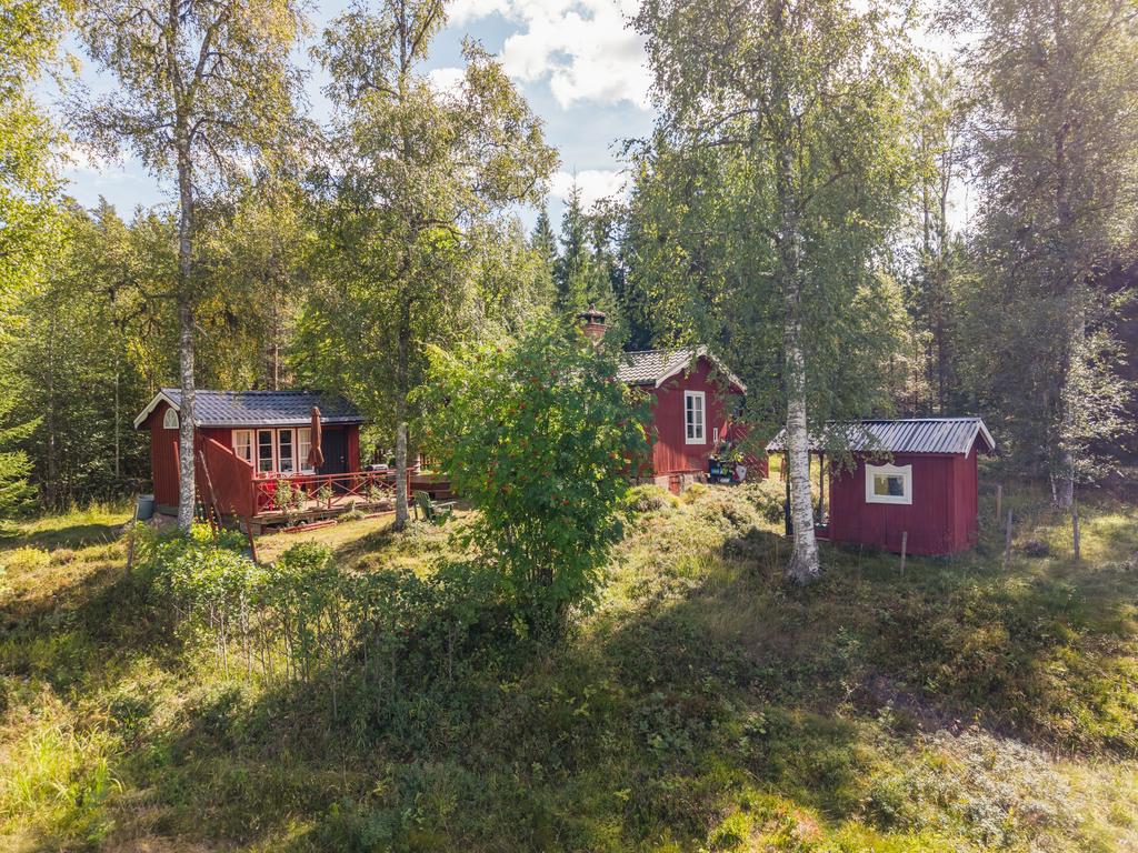 Den lilla gården "Klimptäppa" har ett naturnära läge strax bortanför Mockfjärds Gammelgård