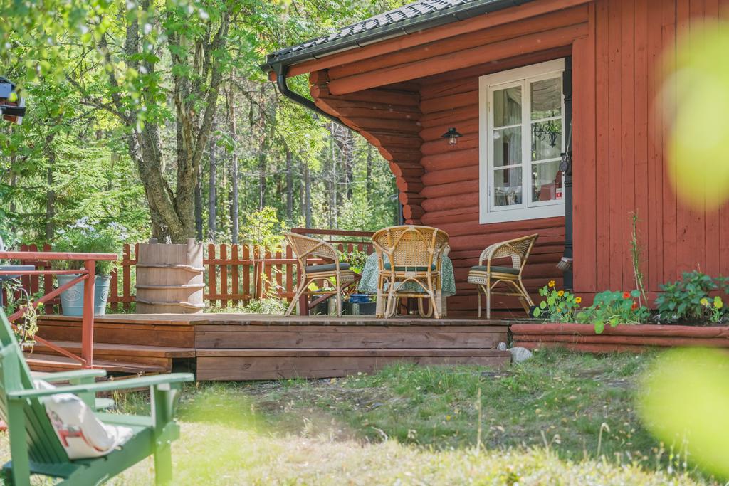 Altandäck framför huvudstugan