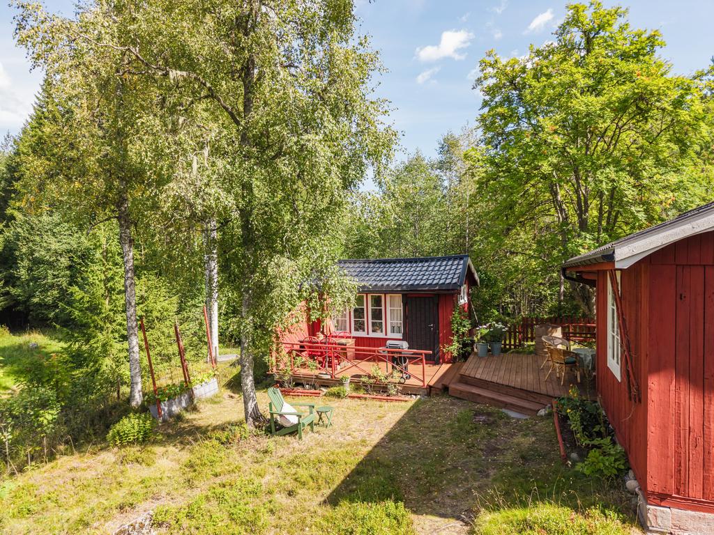 Mellan huvudbyggnaden och friggeboden finns ett sammanhängande altandäck som skapar fina ytor för umgänge och avkoppling