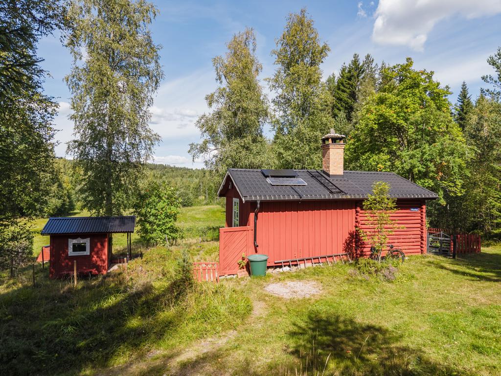 Bakom huvudstugan finns plats för bilen