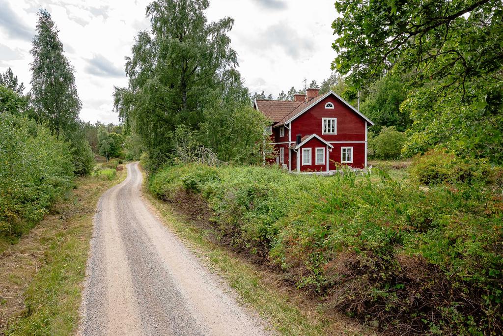 Fint läge längs den slingrande "präststigen"