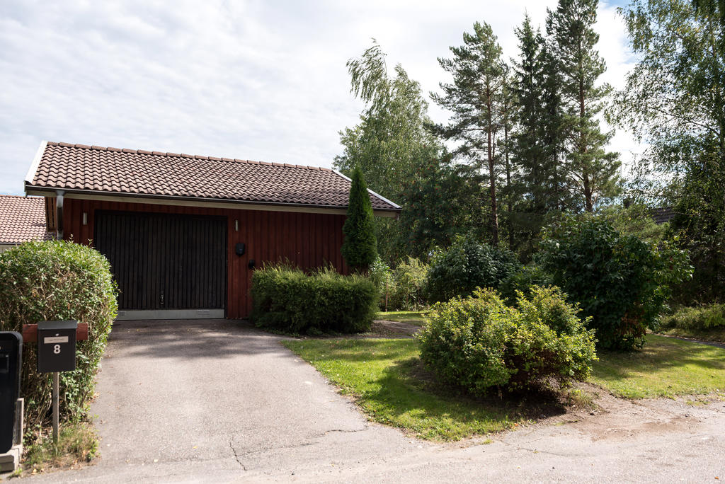 Garage med elbilsladdare.