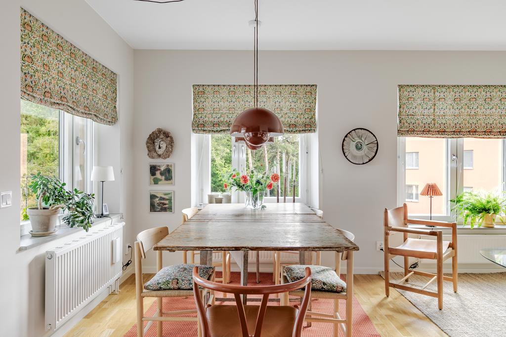 Vardagsrum med plats för matgrupp 