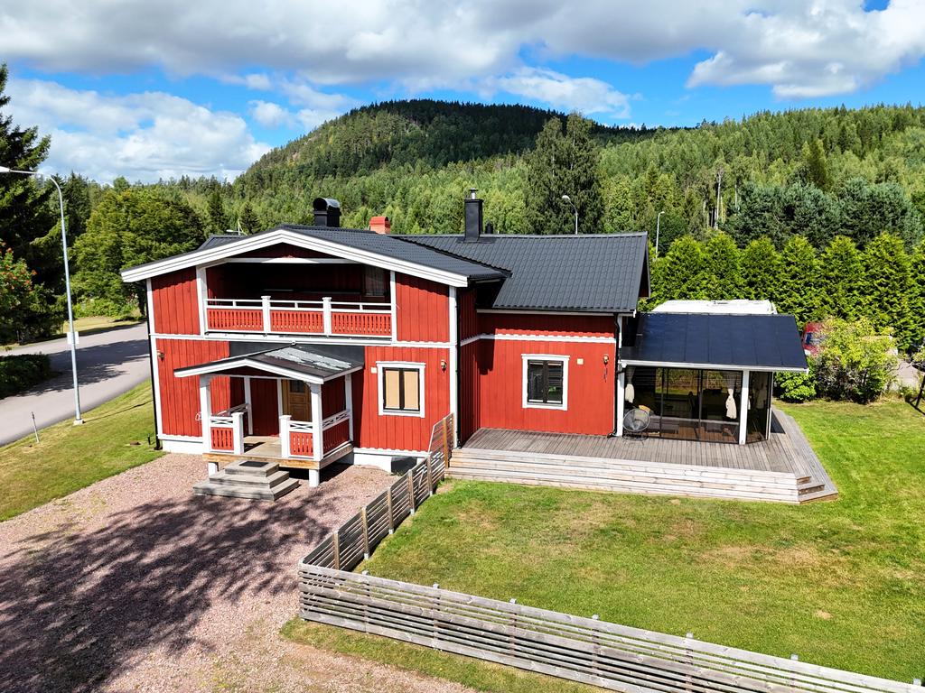 Tillbyggd villa med flera fina uteplatser