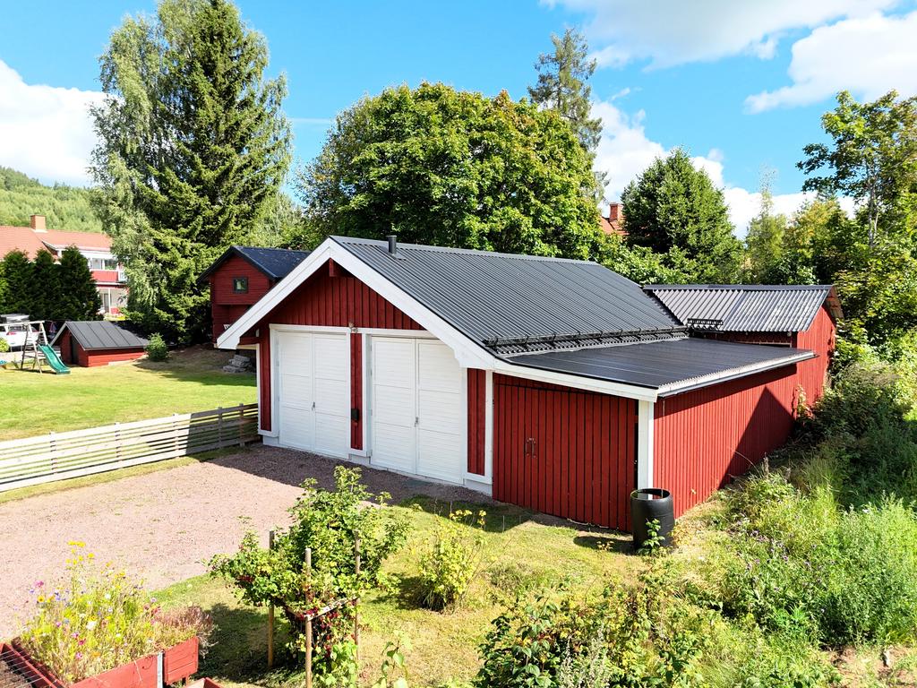 Fristående verkstadsgarage med tillbyggt förråd