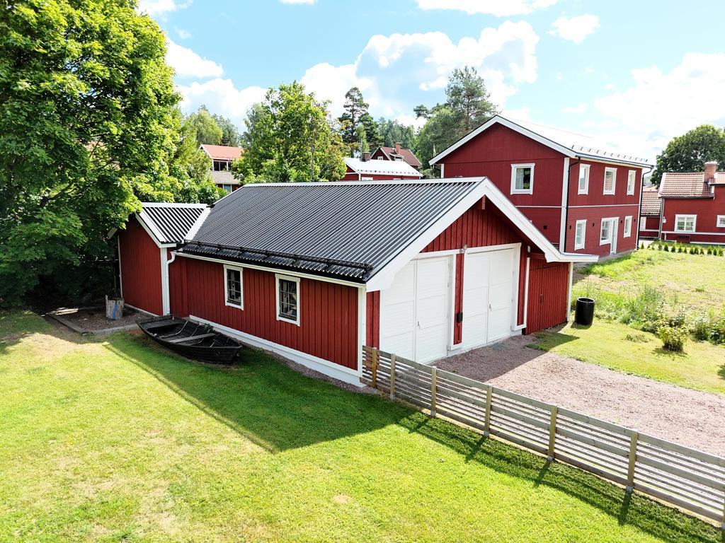 Fristående verkstadsgarage med förråd-/kontorsutrymme