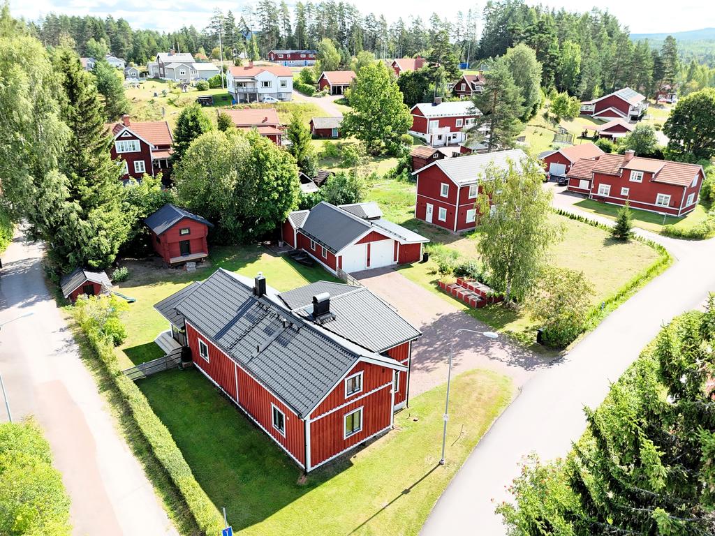 Vy över fastigheten och närområdet