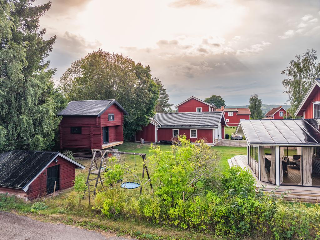 Jordkällare, härbre och garage på tomten