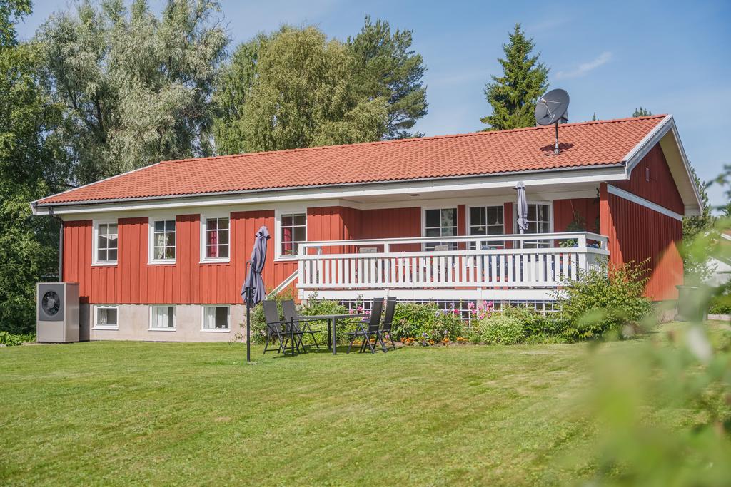 Stor altan mot trädgården
