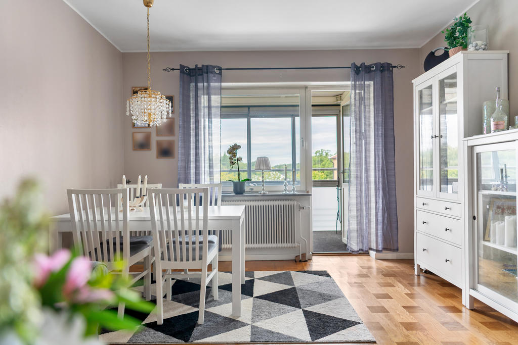 Matplats med utgång till den inglasade balkongen