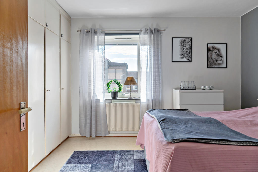 Sovrum med garderober längs med ena väggen