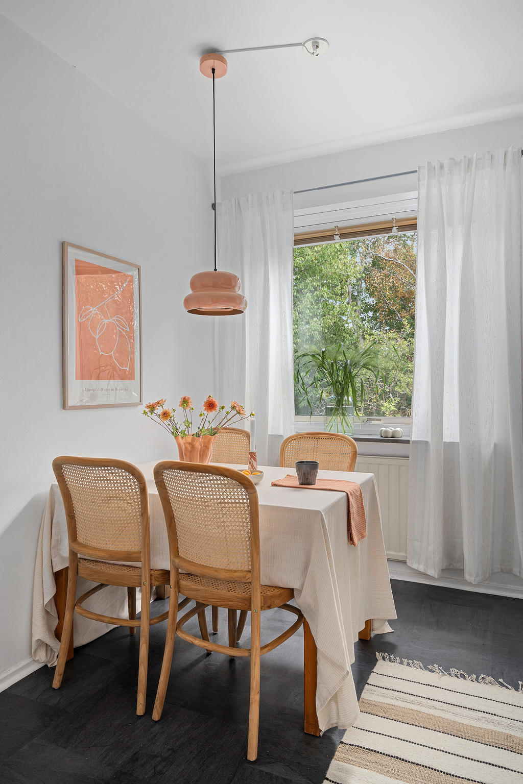 Sitt här och avnjut en middag med en härlig utsikt att blicka ut över. 