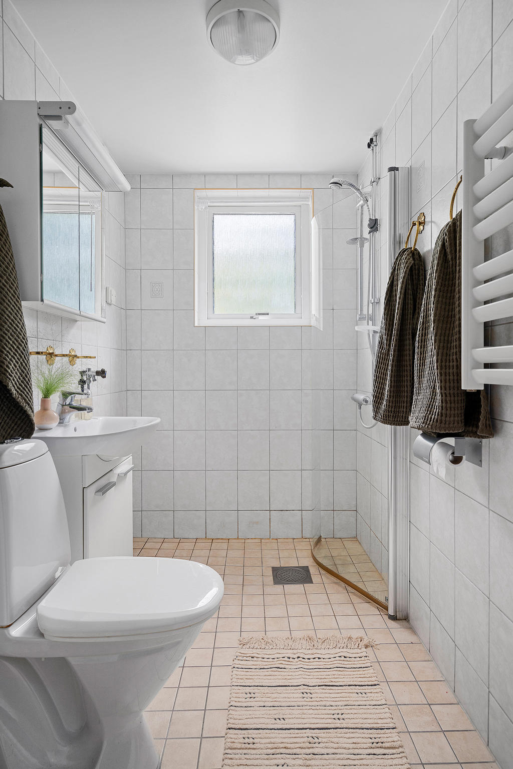 Helkaklat badrum förberett för tvättmaskin