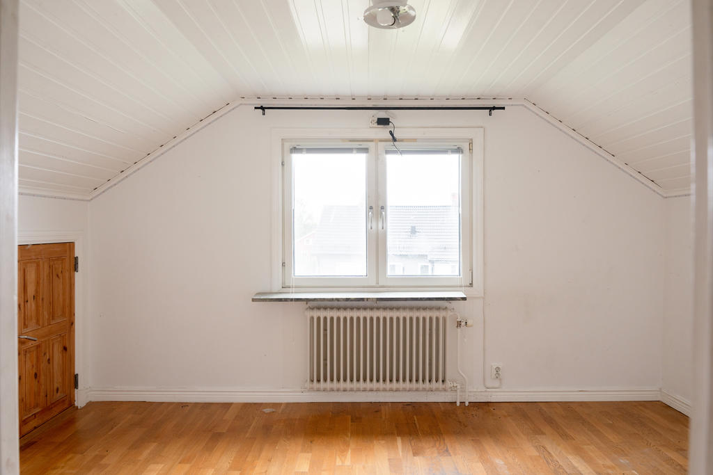 Sovrum med dörr till kattvind