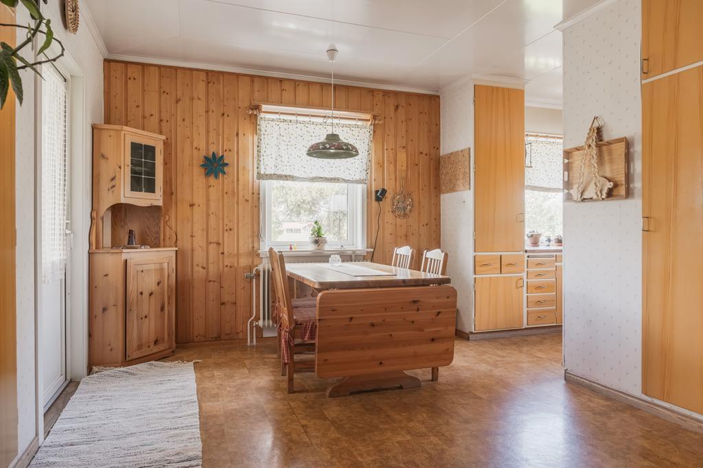 Matplats med utgång till verandan