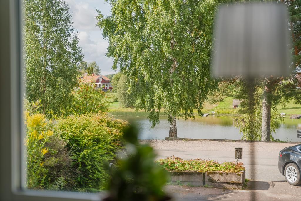 Utsikt mot sjön från vardagsrummet