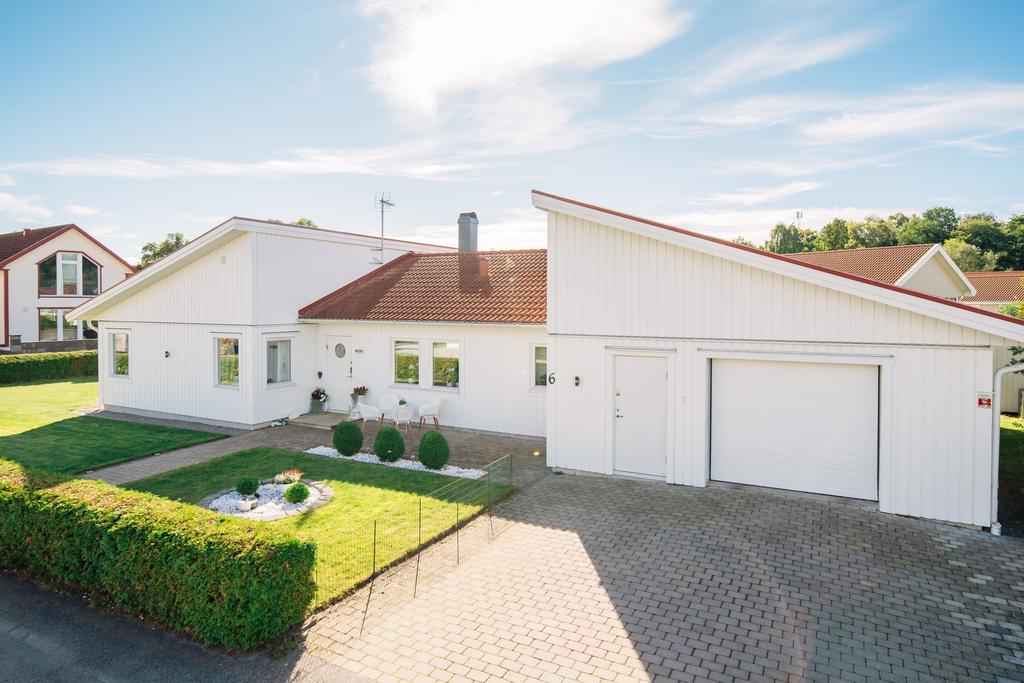 Trivsamt enplanshus med tillhörande garage och lättskött tomt.