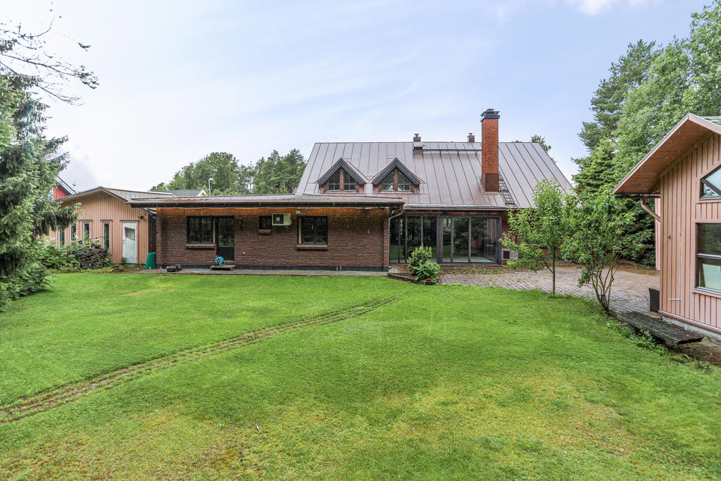 Baksidan av huset mot tomt och gårdshus