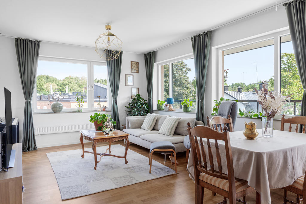 Vardagsrum och matplats. Stora fönsterpartier bjuder in ljuset och naturen