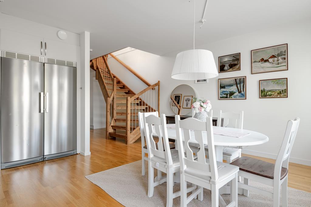 Här har du stort kök med gott om plats för vänner och familj att umgås. 