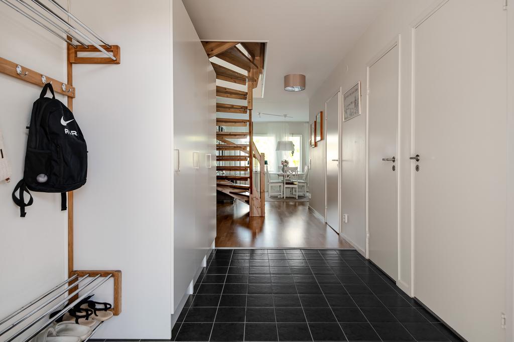 Rymlig hall med bra förvaring och smart med klinker innanför dörren. 