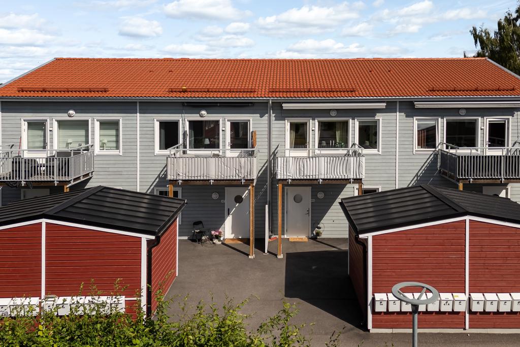 Husets fina entré. Eget förråd framför finns också vid entrén samt vid carporten. 