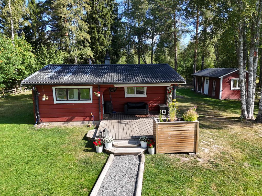 Välkomnande entré med altan. 