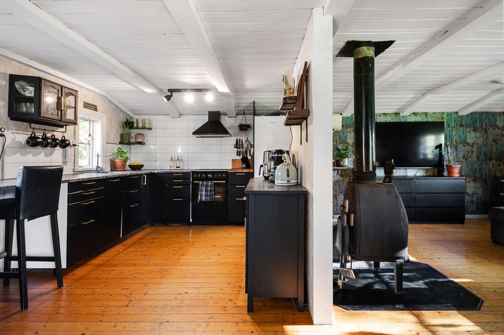 Vy från hall mot kök och vardagsrum. 