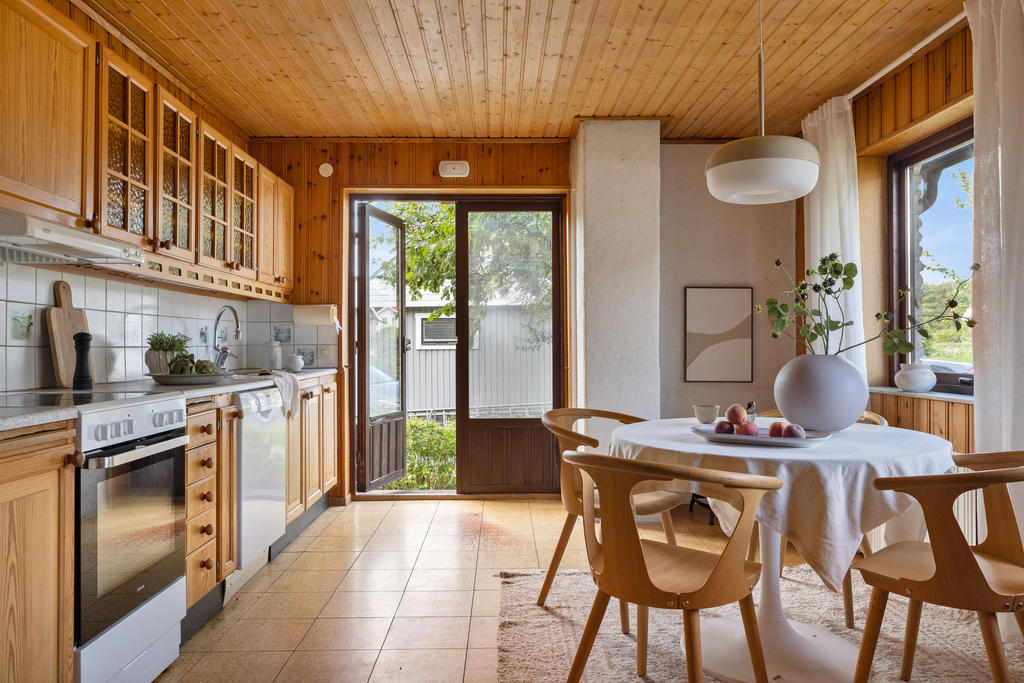 Från köket finns en trevlig utgång till trädgården