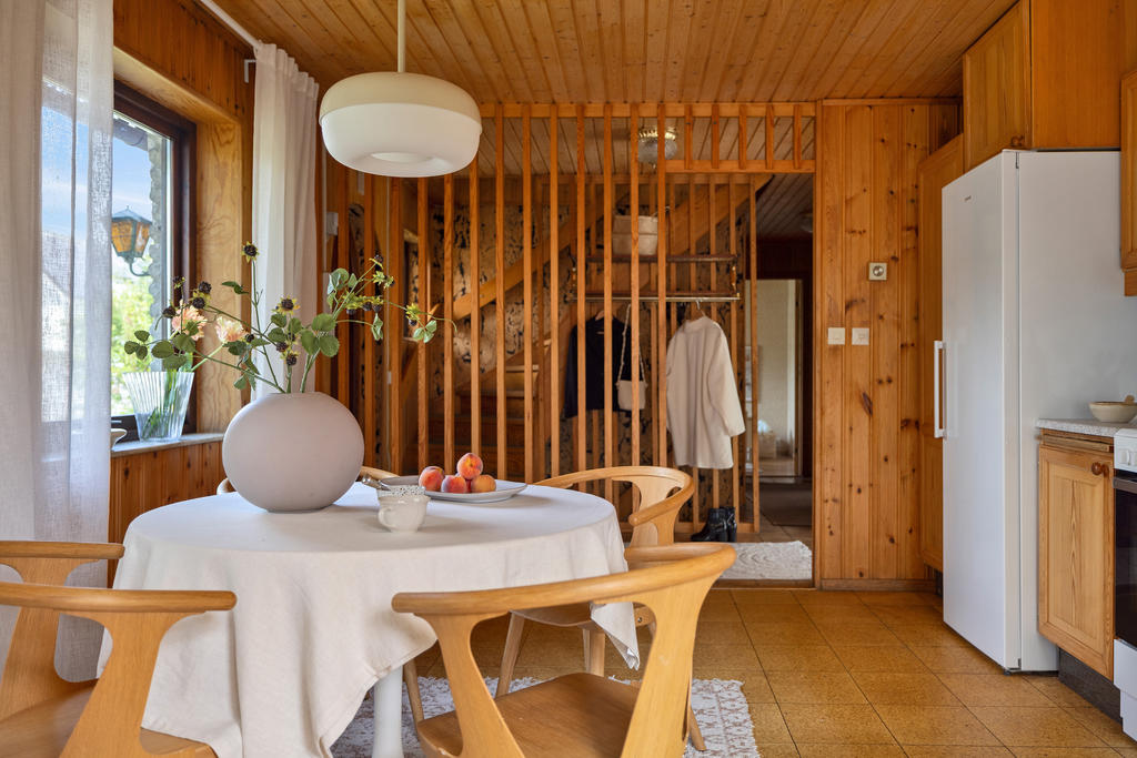 Intill fönstret finns en naturlig plats för matbordet.