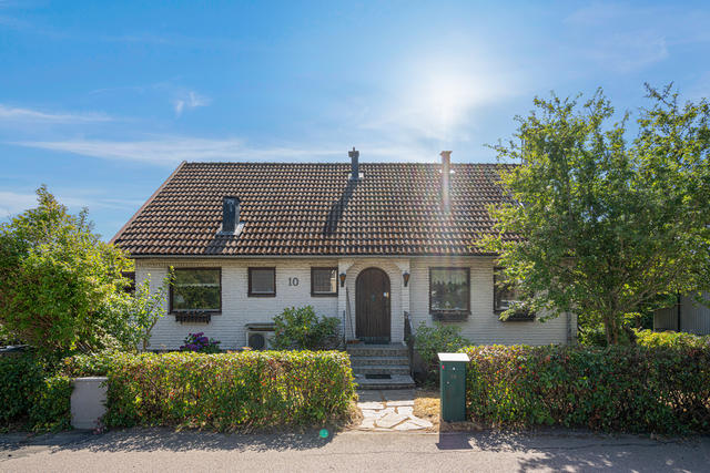 Välkommen till Björnåsgatan 10, en villa med en genomtänkt planlösning och gott om utrymme för familjens olika behov